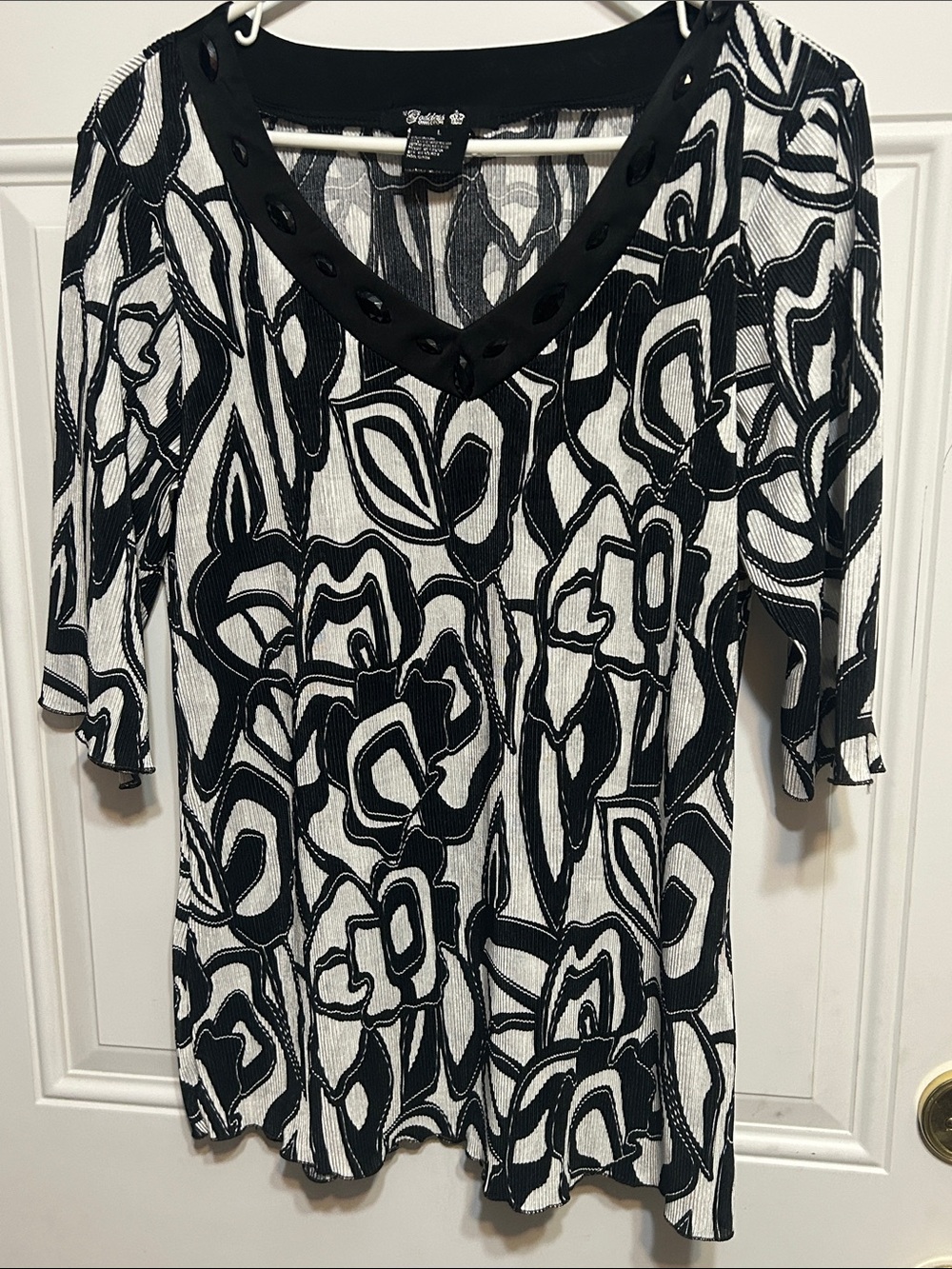 Goddess Black & White Floral V-Neck Short Sleeve Top with Eyelet Trim